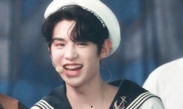 黄明昊吃瓜爆料图片,娱乐圈幕后真相大揭秘